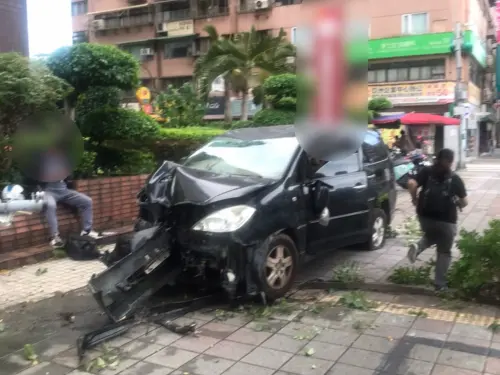 快訊／北市松山車禍！暴衝人行道「整排機車全遭殃」現場畫面曝光
