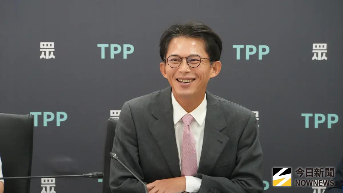 ▲被問普發一萬現金拿到要做什麽？民眾黨主席黃國昌笑說，交給老婆。（圖／記者呂炯昌攝，2025.10.17）