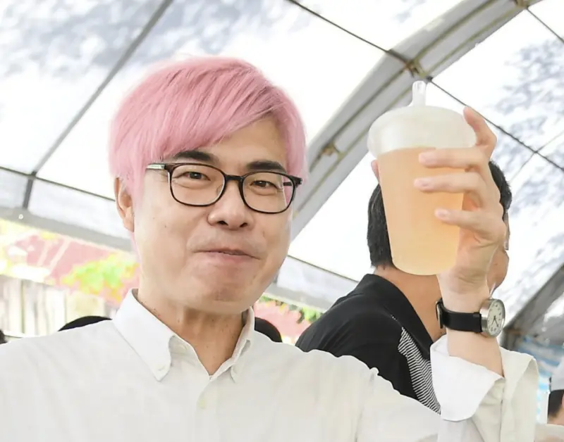 ▲高雄市長陳其邁在臉書上Po出由AI生成出來的粉紅色頭髮照片，準備迎接即將開唱的BLACKPINK演唱會。（圖／翻攝官網）