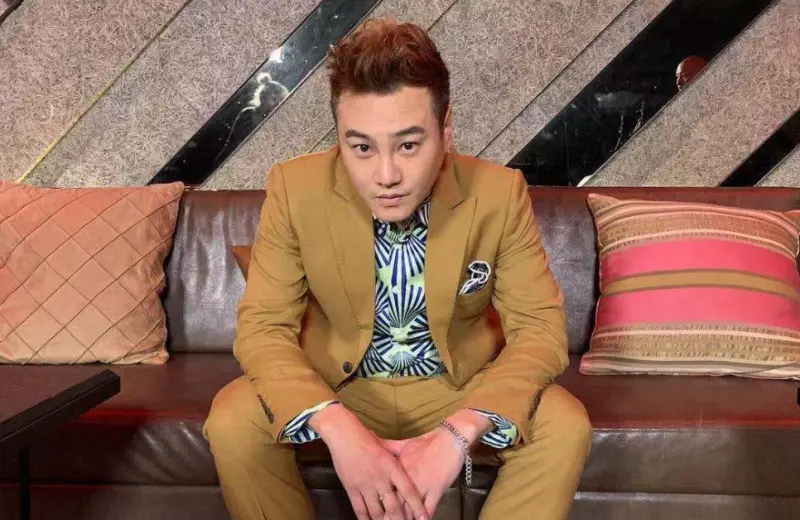 ▲綠茶（如圖）與經紀人決裂，雙方互寄存證信函喊告，翻臉原因是綠茶沒給經紀人3萬元分潤，綠茶強調自己也還沒拿到片酬，氣炸反問「難道我錯了嗎？」（圖／綠茶林埈永臉書）