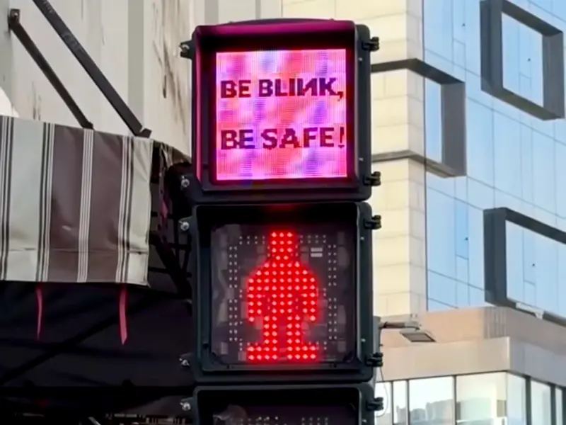 ▲迎接韓國人氣女團BLACKPINK到高雄開演唱會，高雄市政府規劃在世運主場館、中央公園、駁二藝術特區等三大地點，共設置五座「BLIИK主題號誌燈」。（圖／翻攝陳其邁臉書）