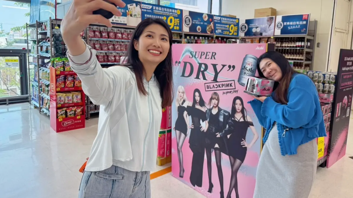 ▲家樂福高雄鼎山店等7間店設置BLACKPINK大型看板。（圖／家樂福提供）