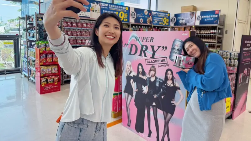 ▲家樂福高雄鼎山店等7間店設置BLACKPINK大型看板。（圖／家樂福提供）