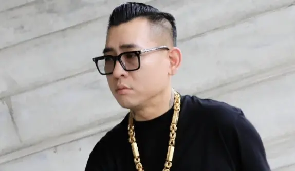 ▲游否希去年涉「一番賞」詐騙神隱1年，如今被蹦闆（如圖）抓包跑去酒店玩，更發文開酸：「你去到我的酒店」，讓網友全笑翻。（圖／翻攝自IG 1988.bomb）