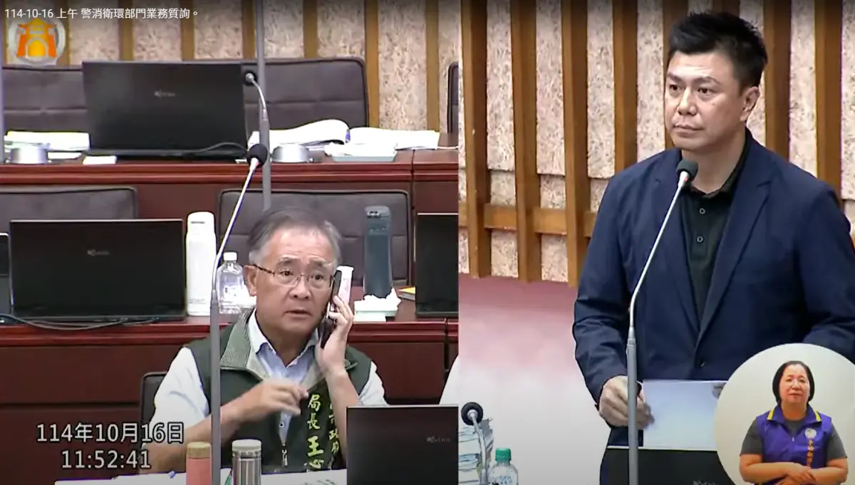 ▲民進黨高雄市議員黃文志詢問消防局長王志平，不過此時王志平卻剛好接到市長陳其邁電話，讓全場尷尬枯等，會議主席、國民黨議員許采蓁怒罵，搞什麼鬼！（圖／翻攝高雄市議會yt）
