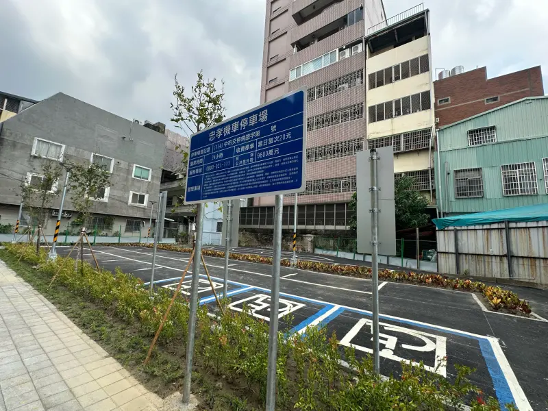 ▲忠孝夜市新亮點，80席機車停車場啟用(圖／交通局提供2025.10.17)