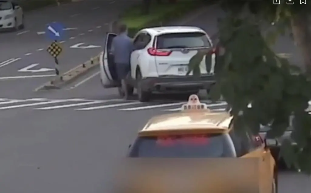 ▲高雄一輛汽車右轉時撞上騎單車的國中生，駕駛當下以「趕時間」為由離開現場，涉肇事逃逸。（圖／民眾提供）