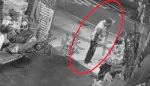 ▲高雄一輛汽車右轉時撞上騎單車的國中生，駕駛當下以「趕時間」為由離開現場，家屬為了盡快找到肇事者，挨家挨戶詢問有無監視器畫面，要為孩子討公道。（圖／記者爆料網）