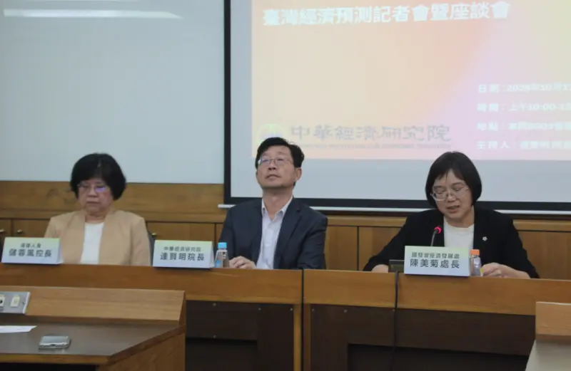 ▲連賢明評估，關稅負面效果還沒有真正發酵，預估任何政策都必須要3到6個月才可能有效果，對於明年GDP成長率呈現保守，認為會維持3%以下。（圖／記者鍾泓良攝影）