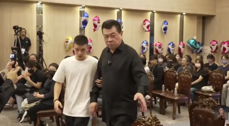 ▲孫德榮（前右）在板橋替愛徒于朦朧舉行招魂法會，法會今日中午正式開始，孫德榮身穿黑衣被人攙扶進場，他透露光是燒給于朦朧的金紙就燒了3.6億元。（圖／孫腫來了YouTube）