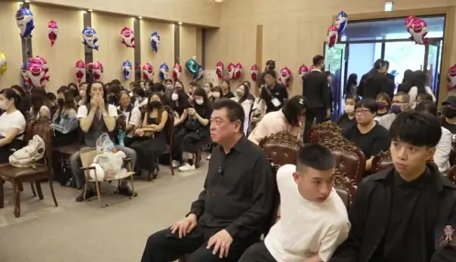 ▲于朦朧招魂法會開始！孫德榮穿黑衣遭攙扶進場　金紙就燒了3.6億（圖／孫腫來了YouTube）