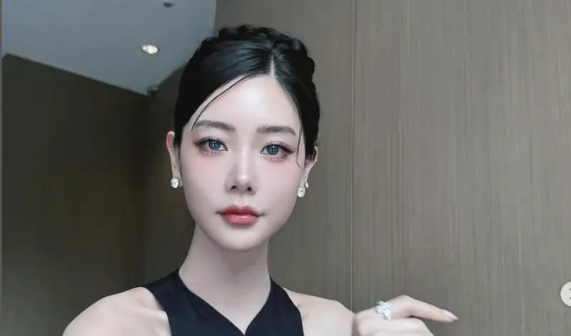 ▲克拉拉（如圖）宣布和和富商老公Samuel Wang離婚，6年情斷也早有跡象，今後全面回歸演藝圈，只是結婚時砸81億韓元買的婚房，如今不知該如何分配。（圖／翻攝自IG@actressclara）