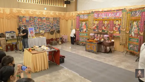 ▲于朦朧招魂法會開始！孫德榮穿黑衣遭攙扶進場　金紙就燒了3.6億（圖／孫腫來了YouTube）