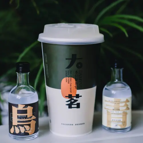 ▲大茗本位製茶堂勤美門市，跟上「Chill微醺」風潮，與在地茶酒品牌 Teapsy 推出兩款期間限定酒精茶飲。（圖／業者提供）