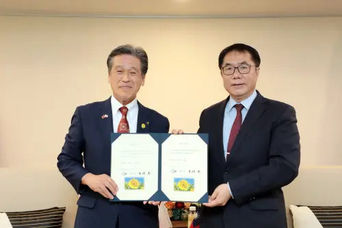 ▲先﨑光市長致贈道路命名證書給市長黃偉哲。（圖／南市府提供）