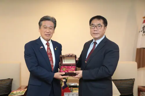 ▲黃偉哲致贈台南市鑰給先﨑光市長。（圖／南市府提供）