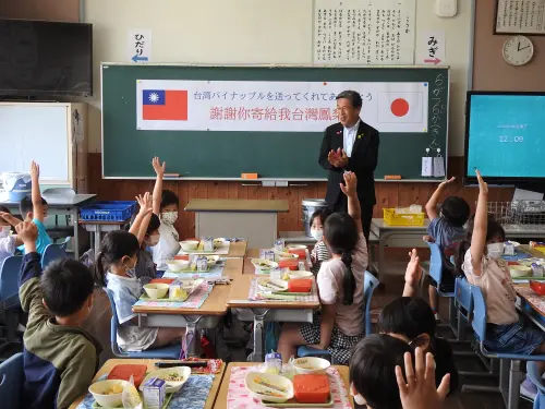 ▲台南的金鑽鳳梨獲得那珂市學童們的熱烈迴響。（圖／南市府提供）