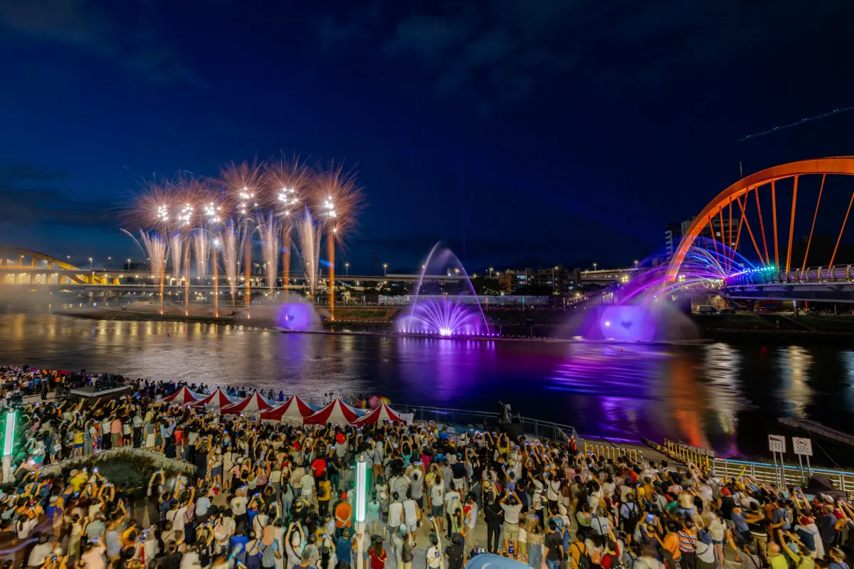 ▲2025台北水舞嘉年華將迎來最後一週展演，最後一天將再現「水火共舞」。本文整理表演卡司、時間表、最佳觀賞點、交通等資訊。（圖／台北市觀傳局提供）