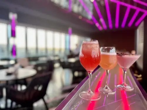 ▲承億酒店的POOL BAR與泰式餐酒館BAR KAO也一同點亮粉色燈光，並推出BLACKPINK主題調酒。（圖／承億酒店提供）