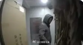 ▲中國美女主播「思思Alora」在抖音上有7.8萬粉絲，不料卻遭神秘人投放「炸彈包裹」，臉部、手部都被炸到毀容。（圖／翻攝自微博）