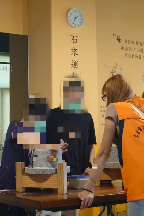 ▲藍藍和祖母參加高市少輔會親子活動，一起磨豆粉。（圖／高市警局少年隊提供）