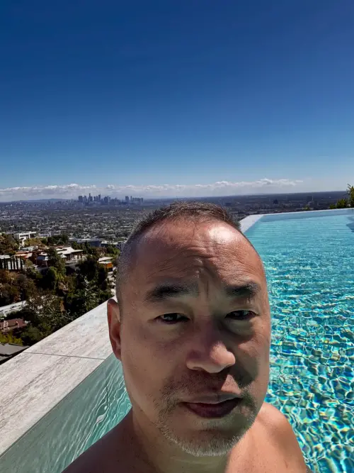 ▲黃立成虧17億超淡定　曬泳池白髮自拍照（圖／黃立成X@@machibigbrother）