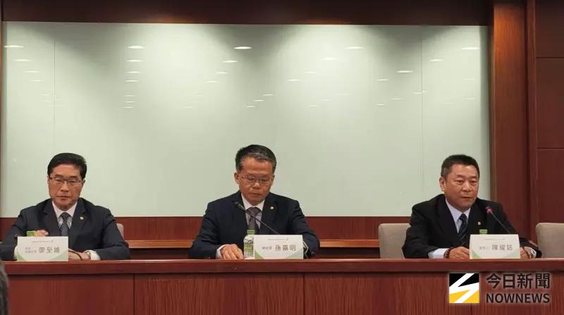 ▲長榮航空34歲孫姓空服員日前飛米蘭執勤時身體不適，抱病上班返台後離世。長榮航空總經理孫嘉明今（17）日下午率高層出面說明。（圖／記者許若茵攝）