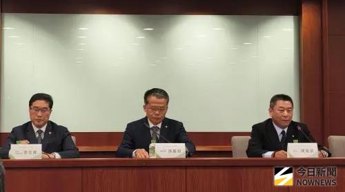 影／記者4問題連發、長榮航高層陷入沉思　網友：在問ChatGPT？
