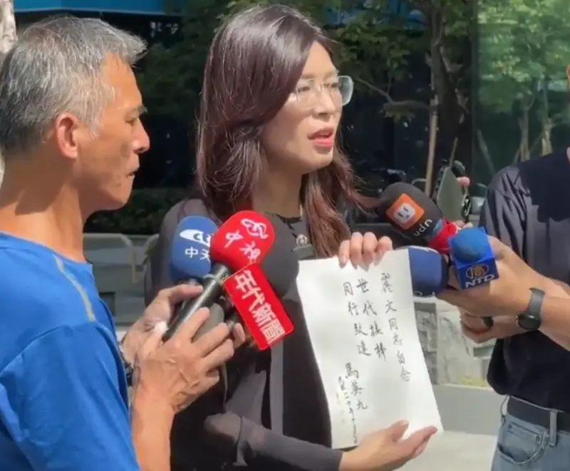 ▲鄭麗文今（17）日抓緊時間拜會前總統馬英九，並獲得馬英九親寫的「世代接棒，同行致遠」8字墨寶。（圖／節取自鄭麗文FB直播）