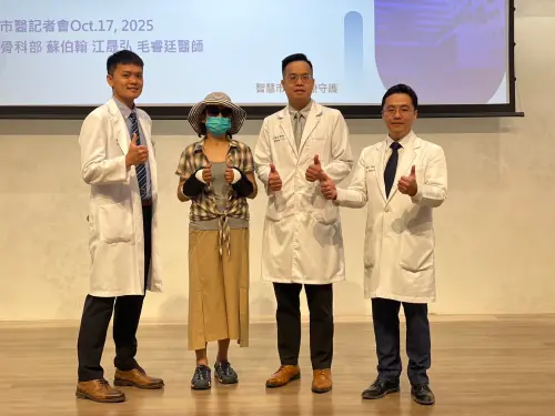 ▲台中57歲婦人因交通事故雙手多處骨折與脫位，市醫3名主治協同手術，一小時修復大幅減輕傷患出血風險。（圖／市醫提供） 