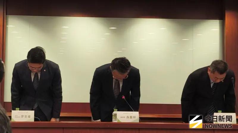 ▲長榮航空今（17）日召開記者會，總經理孫嘉明率高層鞠躬道歉。（圖／記者許若茵攝）