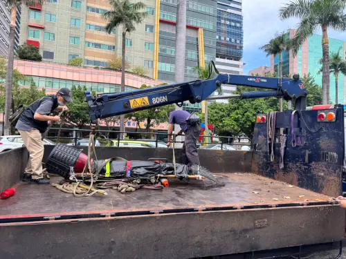 ▲不滿農業部禁養，業者帶2公尺長鱷魚到立院前抗議。（圖／中正一分局提供）