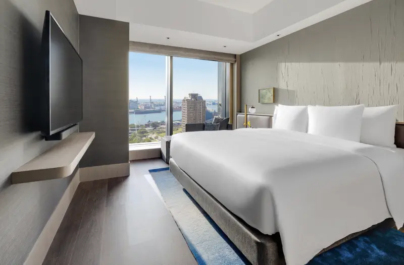 ▲據傳TWICE此次來到高雄開演唱會，將與上個月BLACKPINK一樣入住高雄洲際酒店，且選擇下榻港灣海景套房。（圖／翻攝高雄洲際酒店官網）