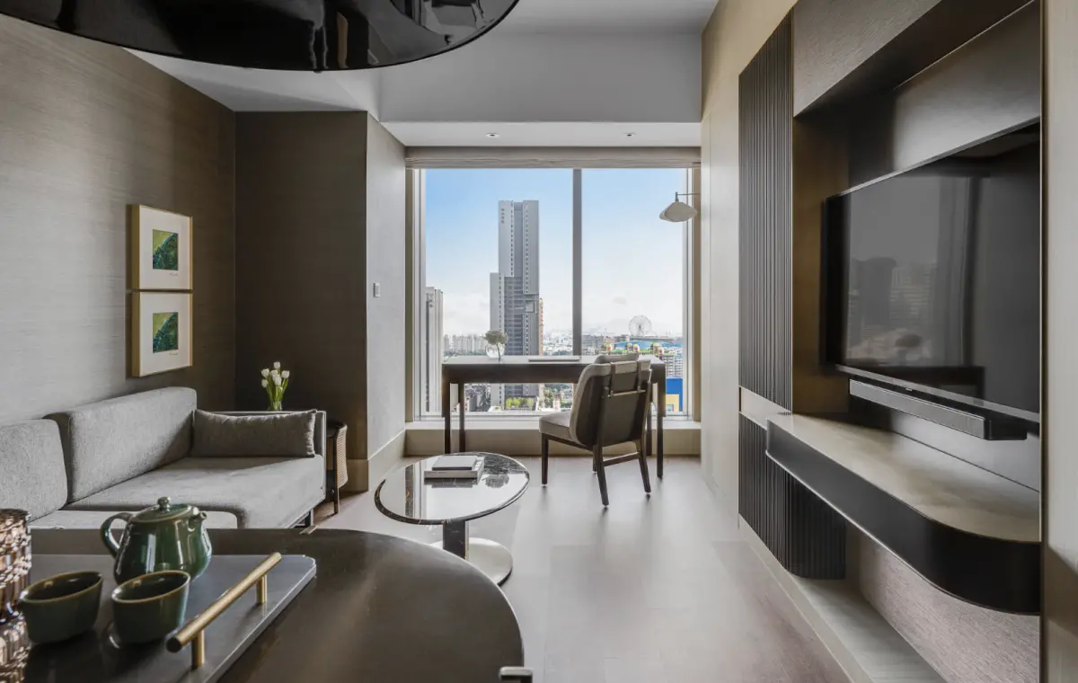 ▲AAA（Asia Artist Awards,亞洲明星盛典）今年移師高雄世運主場館，明日將登場，此次南韓巨星們多住在3家飯店，其中高雄洲際房間已全滿到週日。（圖／高雄洲際酒店提供 ickaohsiung.com）