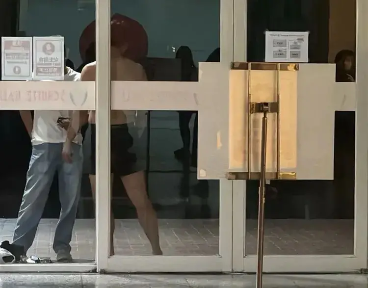 ▲16號深夜，一名醉男闖進靜宜大學女生宿舍，當眾脫衣脫到只剩內褲。（圖／翻攝Dcard）