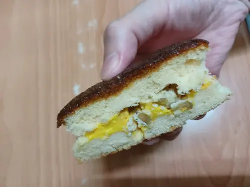 ▲全家新品「反烤焦糖布丁蛋糕」主打以低溫慢火熬煮焦糖醬，搭配融入蛋糕本體與滑嫩布丁層製作，外層顏色呈焦糖色澤，一打開就能聞到濃濃焦香。（圖／全家便利商店 / 7-11 超商新品&好物分享區臉書）