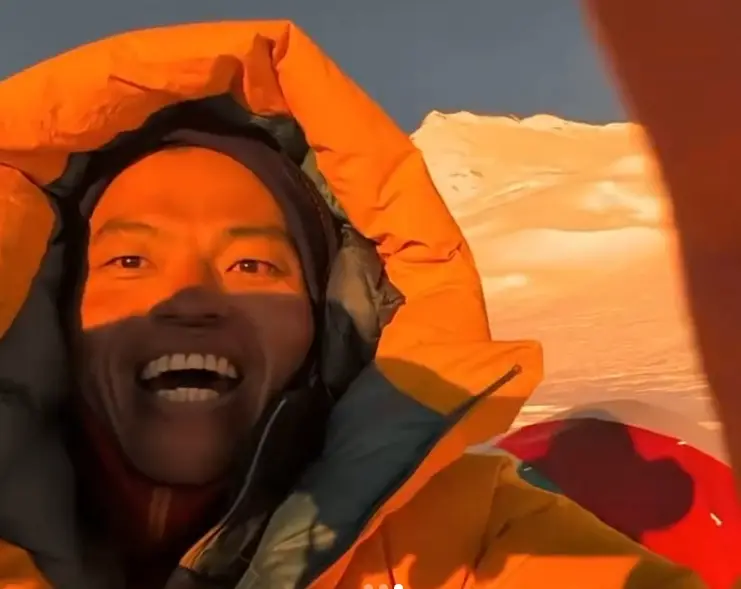 ▲極限登山家呂忠翰（阿果）於世界第六高峰卓奧友（Cho Oyu，8,201公尺）成功登頂後合影，完成個人第十一座八千米高峰。（圖／橘子關懷基金會）