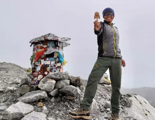 ▲呂忠翰在尼泊爾聖母峰基地營（EBC，5,364公尺）前自拍留影，進行秋季登山前的高地適應訓練，為挑戰卓奧友做準備。（圖／橘子關懷基金會提供）