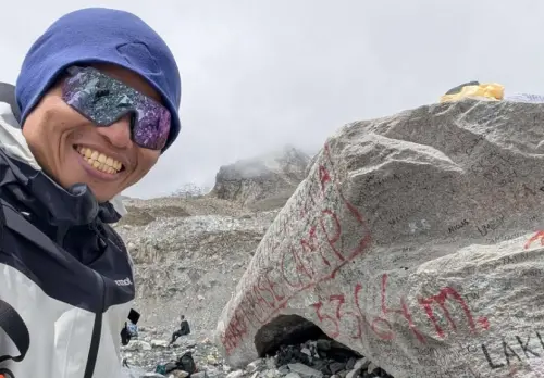 ▲呂忠翰行走於喜馬拉雅山區冰河地形，背後即是聖母峰與鄰近雪峰群，展現極限登山家在高原環境中的日常節奏與適應訓練。（圖／橘子關懷基金會提供）