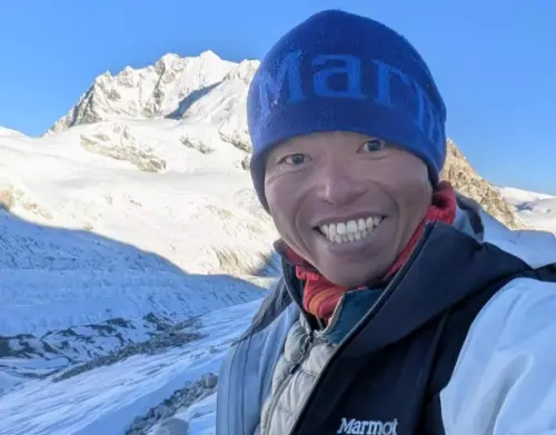 ▲攻頂前夕，呂忠翰在高海拔帳篷中迎接日出，「理解世界的模樣，就是探險。」（圖／橘子關懷基金會提供）