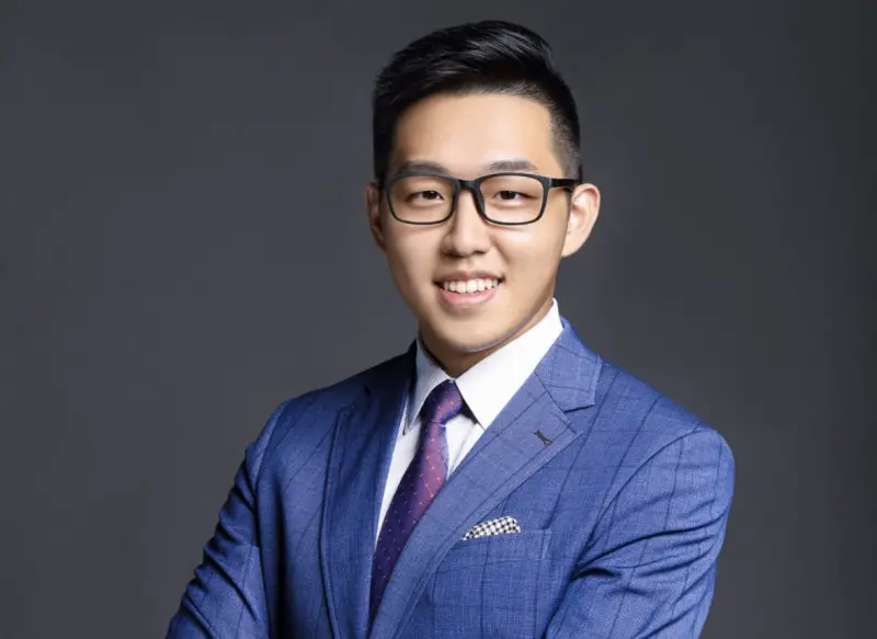▲律師何孟臨指出,二審法官認為橡膠廠廠長始終不認罪、不和解,還繼續苛責斷指工人,才會找出一審判決的漏洞,改判廠長入獄。(圖/翻攝恆勝國際法律事務所)