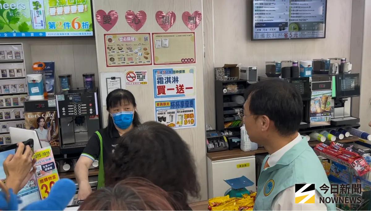 ▲衛福部長石崇良於加熱菸上架首日，聯合北市衛生局率隊突襲稽查販售情況。（資料照／記者張乃文攝）