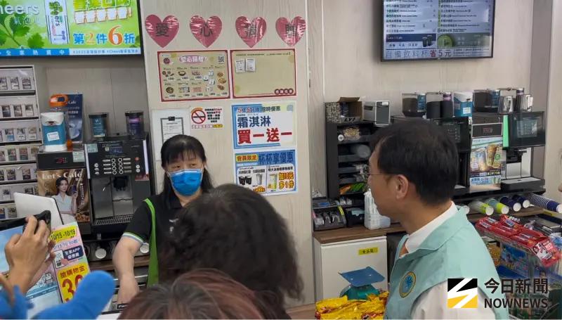 ▲衛福部長石崇良於加熱菸上架首日，聯合北市衛生局率隊突襲稽查販售情況。（資料照／記者張乃文攝）