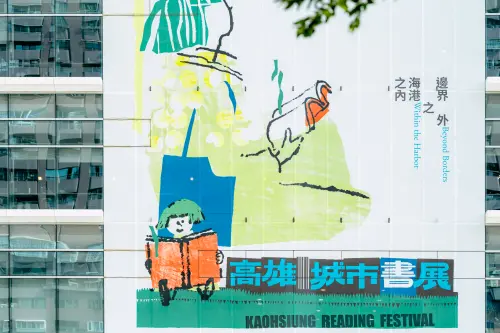 ▲簡潔且具敘視性的書展圖像視覺 乘著輕軌列車化為城市美景。(圖／高市府提供)