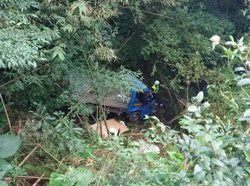 新北坪林小貨車「直墜12米山谷」車頭變形！7旬茶農駕駛座慘受困
