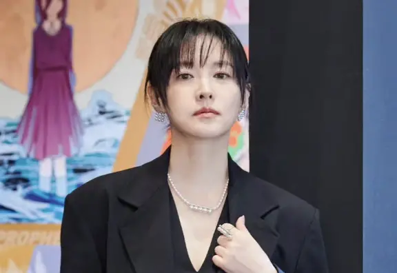 ▲李英愛（如圖）日前出席《W Korea》派對，意外追星TXT秀彬，合照時的幸福笑容藏不住，讓粉絲笑翻：「好像小女孩」。（圖／翻攝自IG leeyoungae0824）