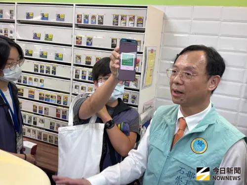 ▲衛福部長石崇良稽查加熱菸販售，強調雖然依法讓加熱菸上市，但不代表對於菸害防制有任何鬆動。（圖／記者張乃文攝）