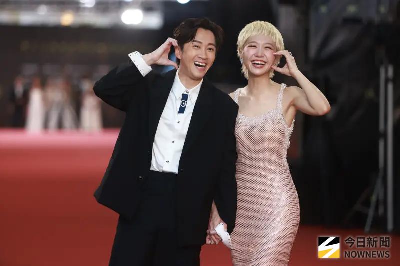 ▲第60屆金鐘獎節目類頒獎典禮今（17）日登場，典禮主持人Lulu（中）與陳漢典（左）在宣布婚訊後首度公開合體，甜蜜勾手走紅毯大放閃，吳宗憲也不忘狂虧兩人超會藏，還搞笑祝福：「早日著床」。（圖／NOWNEWS攝影中心）