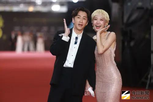 ▲第60屆金鐘獎節目類頒獎典禮今（17）日登場，稍早典禮主持人Lulu（黃路梓茵；中）勾著未婚夫陳漢典（左）首度合體走上紅毯，吳宗憲陪伴左右，畫面溫馨感人。（圖／記者陳明安攝影）