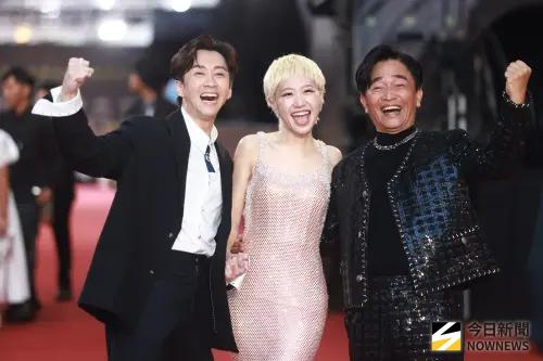 ▲第60屆金鐘獎節目類頒獎典禮今（17）日登場，稍早典禮主持人Lulu（黃路梓茵；中）勾著未婚夫陳漢典（左）首度合體走上紅毯，吳宗憲陪伴左右，畫面溫馨感人。（圖／記者陳明安攝影）